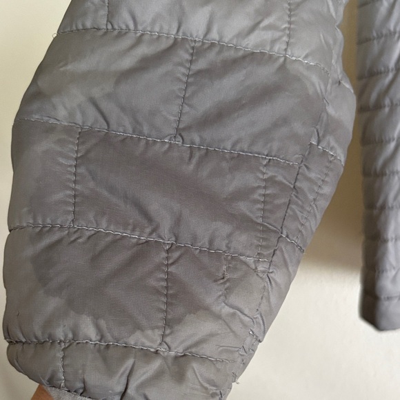 Patagonia Women's Light Silver Quilted Puffer Jacket - Picture 8 of 11
